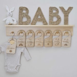 Hängare i trä - Milestone baby